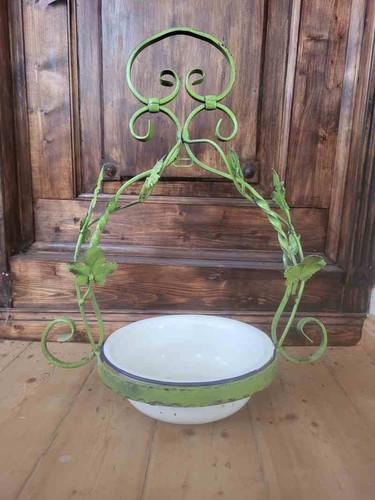 Alte blumenampel aus metall - blumenampel,
